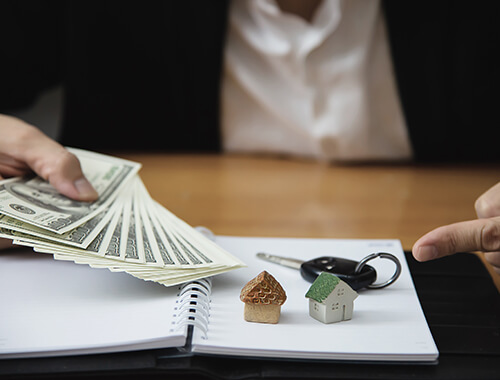 Cash home buyer closing property deal with money